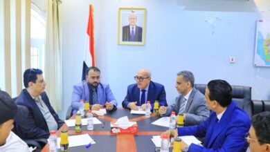 عدن.. تعاون حكومي لتطوير الطرق وتعزيز قدرات السلطات المحلية في المحافظات