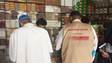 حملات ميدانية بالمعلا لملاحقة المخالفين وضمان استقرار الأسعار