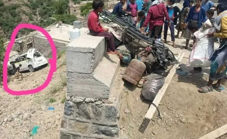 انقلاب سيارة في طريق هيجة العبد بتعز يُصيب ثمانية أشخاص 1 انقلاب سيارة في طريق هيجة العبد بتعز يُصيب ثمانية أشخاص