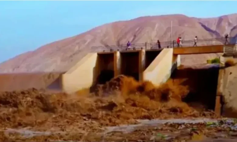 سيول الأمطار تغمر مساكن النازحين وموجة غبار تعيق الرؤية في أبين