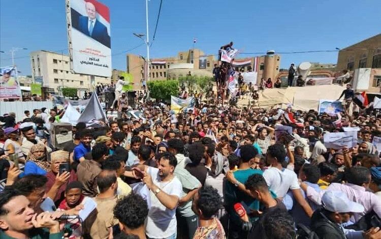 تصاعد الغضب الشعبي في تعز تزامناً مع عودة والد الشهيدة إفتهان 1 تصاعد الغضب الشعبي في تعز تزامناً مع عودة والد الشهيدة إفتهان