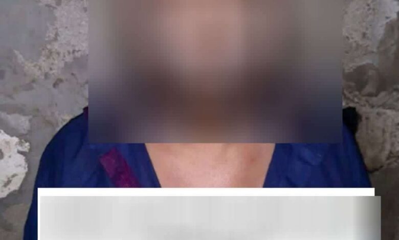 أمن عدن يطيح بزعيم عصابة نشالين يستخدم حيلة السعال داخل باصات الأجرة