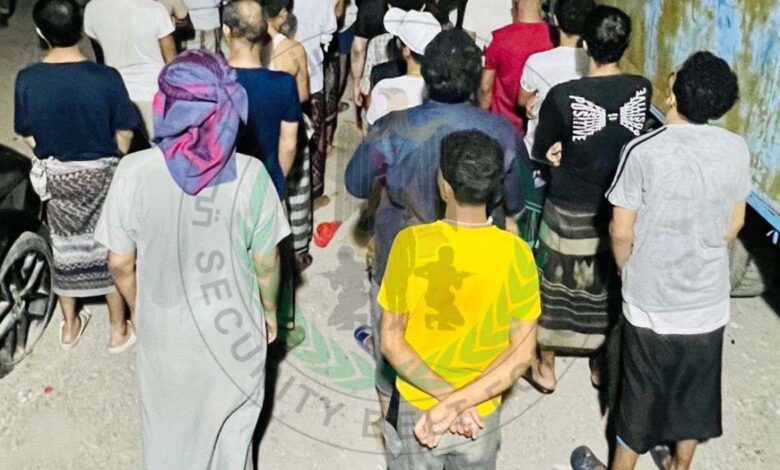 مكافحة المخدرات بعدن ترحل 30 مروجاً بانتظار المحاكمة