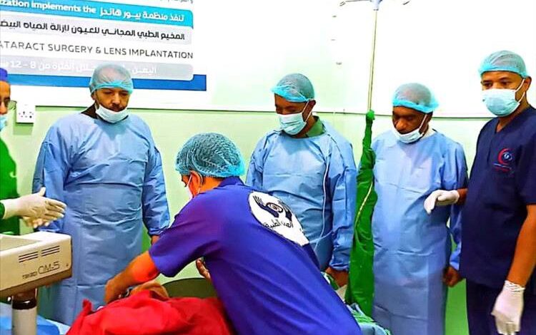 مدير صحة أبين يتفقد المخيم الطبي المجاني لأمراض العيون بزنجبار