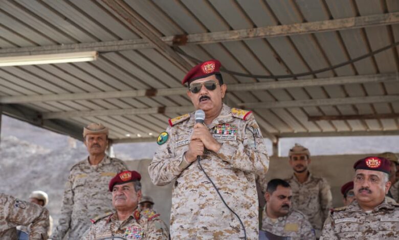 وزير الدفاع يثمّن جاهزية اللواء الثالث حزم في محور المندب