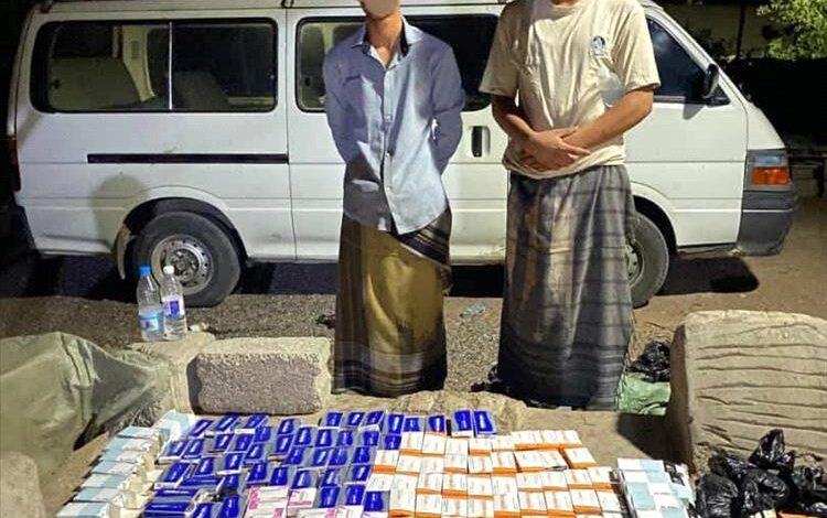 حزام لحج يضبط شحنة أدوية مهربة داخل باص ويوقف السائق 1 حزام لحج يضبط شحنة أدوية مهربة داخل باص ويوقف السائق