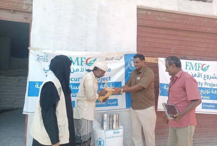 الخوخة.. بدء توزيع دفعة جديدة من مساعدات الغذاء العالمي على آلاف النازحين 1 الخوخة.. بدء توزيع دفعة جديدة من مساعدات الغذاء العالمي على آلاف النازحين