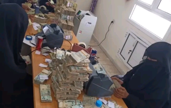 المخا.. تدشين العمل التجريبي في مكتب البنك المركزي تزامناً مع أعياد الثورة