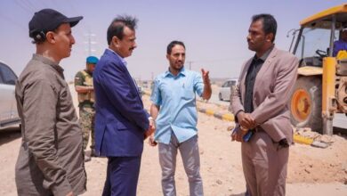 محافظ شبوة يدشن مشروع إنارة المدخل الغربي لمدينة عتق