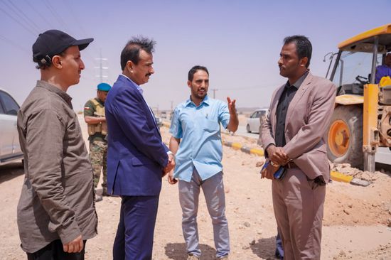 محافظ شبوة يدشن مشروع إنارة المدخل الغربي لمدينة عتق 1 محافظ شبوة يدشن مشروع إنارة المدخل الغربي لمدينة عتق