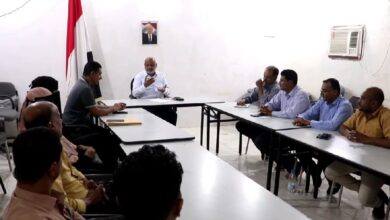محافظ الحديدة يؤكد أهمية إنشاء مركز دائم لمكافحة الملاريا في الخوخة