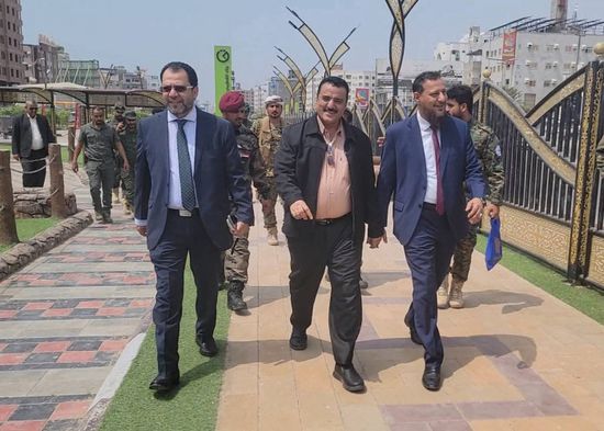 وكيلا عدن يتفقدان حديقة حنين ويؤكدان دعم المتنفسات العامة 1 وكيلا عدن يتفقدان حديقة حنين ويؤكدان دعم المتنفسات العامة