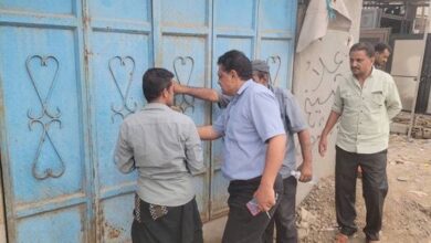 حملة ميدانية لإغلاق المحال المخالفة في المنصورة بعدن