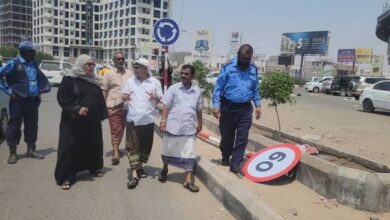 بدء تنفيذ مشروع تركيب اللوحات الإرشادية لتنظيم الحركة المرورية في المنصورة بعدن