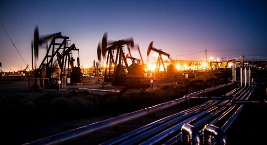 النفط يواصل الهبوط وسط مخاوف من تخمة الإمدادات والاضطرابات الاقتصادية بأمريكا 1 النفط يواصل الهبوط وسط مخاوف من تخمة الإمدادات والاضطرابات الاقتصادية بأمريكا