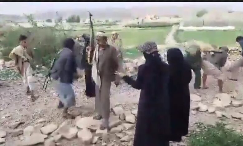 عمران.. مسؤول حوثي يقود هجوماً مسلحاً على نساء احتججن على تدمير مصدر رزقهن 1 عمران.. مسؤول حوثي يقود هجوماً مسلحاً على نساء احتججن على تدمير مصدر رزقهن