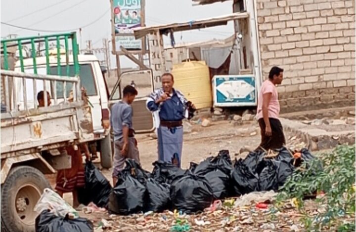 الحديدة.. استمرار أعمال النظافة في مدينة الخوخة 1 الحديدة.. استمرار أعمال النظافة في مدينة الخوخة