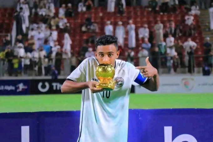 عادل عباس يتوج بجائزة أفضل لاعب في البطولة الخليجية للشباب