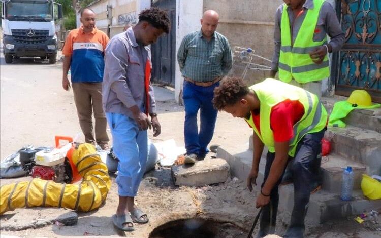 عدن.. حملة واسعة لتنظيف شبكات الصرف الصحي لمواجهة الانسدادات والسيول 1 عدن.. حملة واسعة لتنظيف شبكات الصرف الصحي لمواجهة الانسدادات والسيول