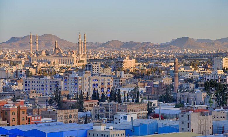 إهمال الحوثي يتسبب بكارثة بيئية.. الحشرات والكلاب المسعورة تفتك باليمنيين 1 إهمال الحوثي يتسبب بكارثة بيئية.. الحشرات والكلاب المسعورة تفتك باليمنيين