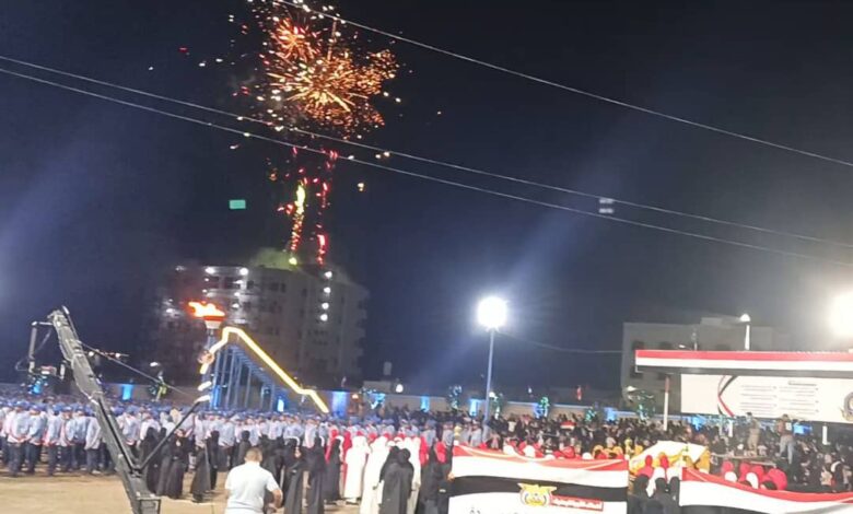 الألعاب النارية تضيء سماء المخا احتفاءً بالعيد الوطني الـ63 لثورة 26 سبتمبر