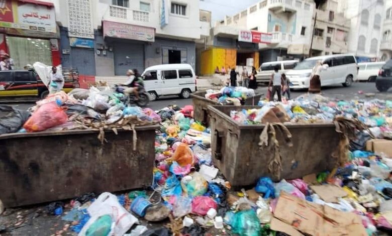تعز تختنق بالقمامة والأوبئة.. وتصاعد الاحتجاجات بعد اغتيال مديرة صندوق النظافة