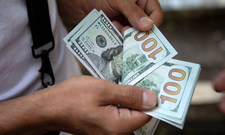 خبير اقتصادي يكشف عن إهدار للعملة الصعبة ويدعو لترشيد الواردات