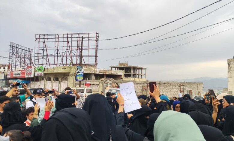 مظاهرات غاضبة في تعز تندد باغتيال المشهري وتطالب برحيل المسؤولين 1 مظاهرات غاضبة في تعز تندد باغتيال المشهري وتطالب برحيل المسؤولين