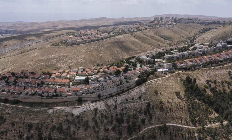 الاحتلال يصادر 35 دونماً غرب رام الله عبر أوامر عسكرية لإقامة مناطق عازلة تخدم المستوطنات 1 الاحتلال يصادر 35 دونماً غرب رام الله عبر أوامر عسكرية لإقامة مناطق عازلة تخدم المستوطنات