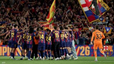 برشلونة يتوج بلقب الدوري الإسباني للمرة الـ29 بعد حسم الكلاسيكو أمام ريال مدريد 3 برشلونة يتوج بلقب الدوري الإسباني للمرة الـ29 بعد حسم الكلاسيكو أمام ريال مدريد