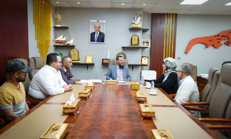 محافظ عدن يشيد بدور الصليب الأحمر ويبحث تعزيز الخدمات عبر مشاريع تنموية