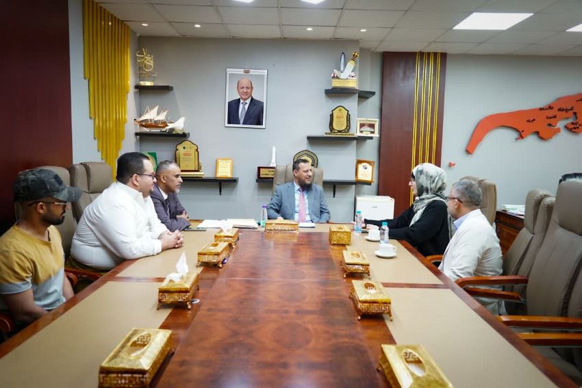 محافظ عدن يشيد بدور الصليب الأحمر ويبحث تعزيز الخدمات عبر مشاريع تنموية