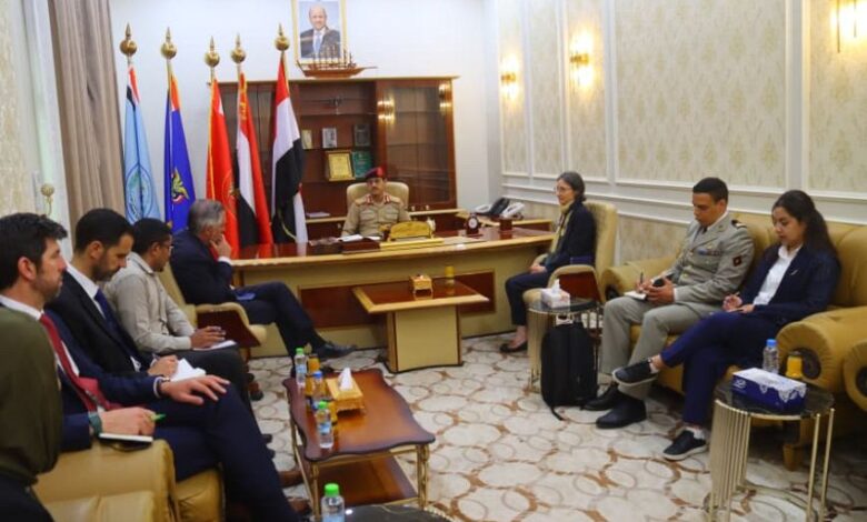 وزير الدفاع يبحث مع الاتحاد الأوروبي وفرنسا تعزيز دعم القوات المسلحة والأمن في اليمن
