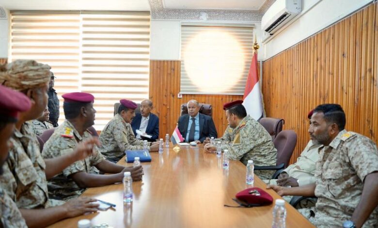 الخنبشي يؤكد دعم منتسبي المنطقة العسكرية الأولى وتعزيز جاهزيتهم في سيئون 1 الخنبشي يؤكد دعم منتسبي المنطقة العسكرية الأولى وتعزيز جاهزيتهم في سيئون
