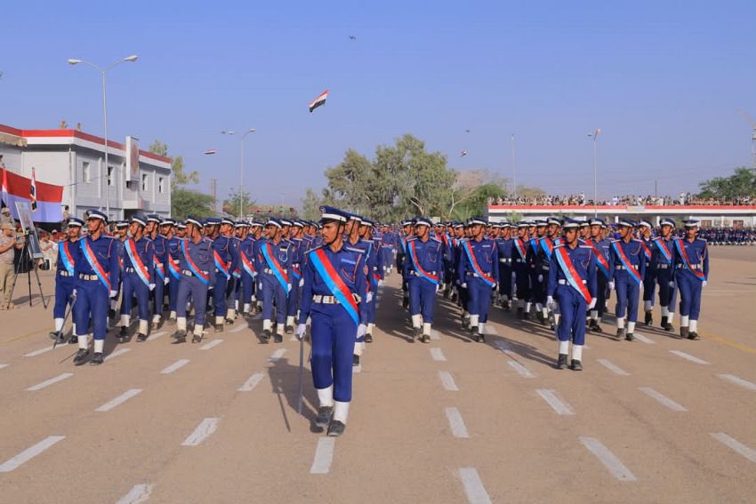 رئيس الأركان يشهد تخرج الدفعة الـ34 من كلية الطيران والدفاع الجوي بمأرب