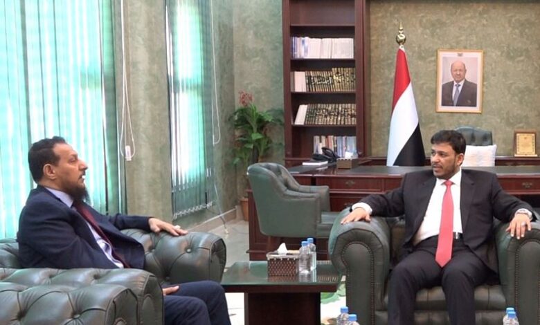 لقاء في عدن يبحث تعزيز الأمن والخدمات وتفعيل التنسيق مع الحكومة 1 لقاء في عدن يبحث تعزيز الأمن والخدمات وتفعيل التنسيق مع الحكومة