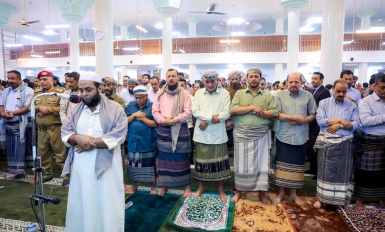 عضوا مجلس القيادة الرئاسي ورئيس الوزراء يؤدون صلاة عيد الأضحى مع المواطنين في عدن 1 عضوا مجلس القيادة الرئاسي ورئيس الوزراء يؤدون صلاة عيد الأضحى مع المواطنين في عدن