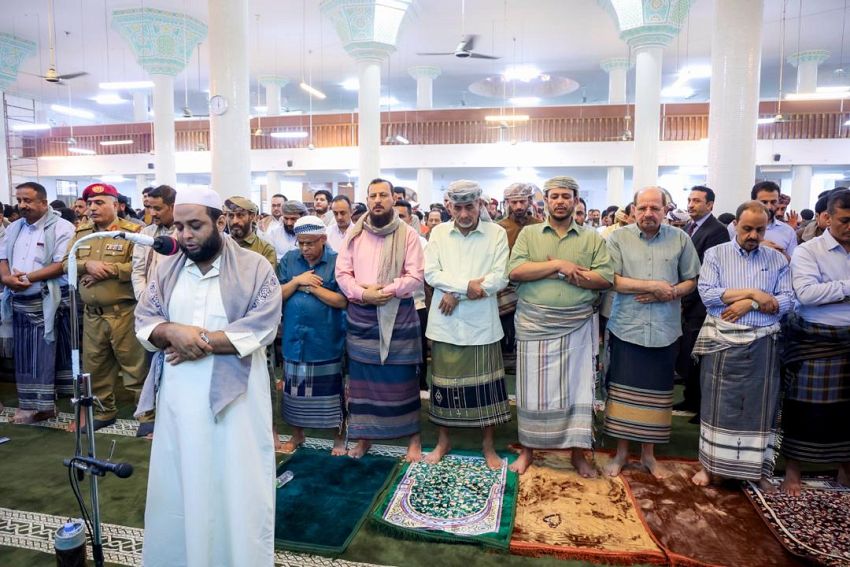 عضوا مجلس القيادة الرئاسي ورئيس الوزراء يؤدون صلاة عيد الأضحى مع المواطنين في عدن