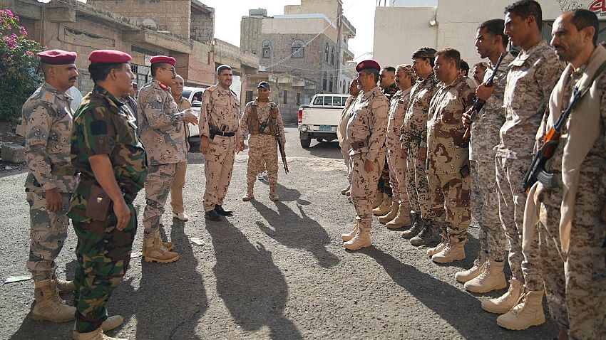 رئيس أركان محور تعز يزور المقاتلين في الجبهات ويؤكد رفع الجاهزية خلال عيد الأضحى
