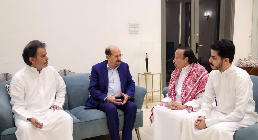 الزنداني يقدّم واجب العزاء لأسرة الرئيس السابق هادي في الرياض