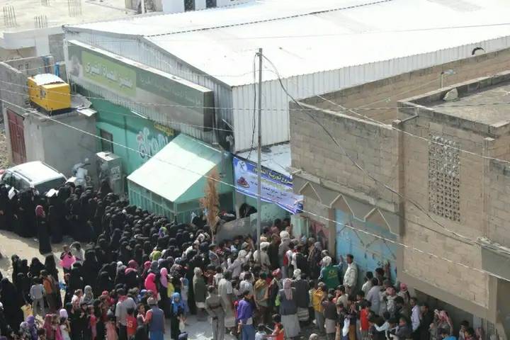 مليشيا الحوثي تتسبب بتوقف تمويل مخبز خيري في إب وتهدد مئات الأسر الفقيرة بالجوع
