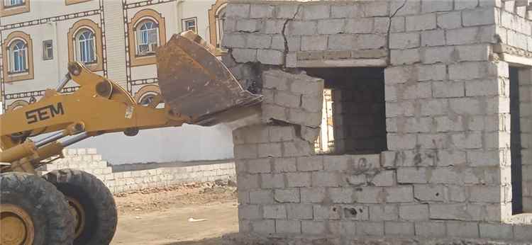 حملة ميدانية في خورمكسر لإزالة البناء العشوائي والتعديات على أراضي الدولة