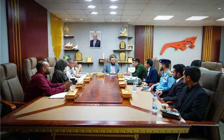 محافظ عدن يناقش تطوير خدمات الهجرة والجوازات وتعزيز الإصدار الآلي 1 محافظ عدن يناقش تطوير خدمات الهجرة والجوازات وتعزيز الإصدار الآلي