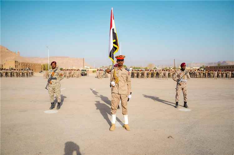 الخنبشي يشهد استعراضاً عسكرياً وأمنياً بسيئون ويؤكد أهمية تعزيز الأمن والاستقرار في حضرموت