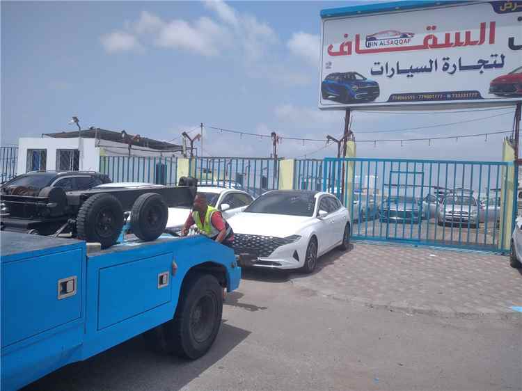 شرطة السير بعدن تنفذ حملة ضد معارض السيارات المخالفة وغير المرخصة