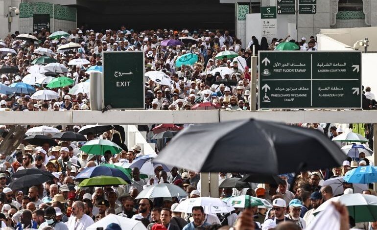حجاج بيت الله الحرام يتوافدون إلى مِنى إيذانًا ببدء مناسك الحج 1 حجاج بيت الله الحرام يتوافدون إلى مِنى إيذانًا ببدء مناسك الحج
