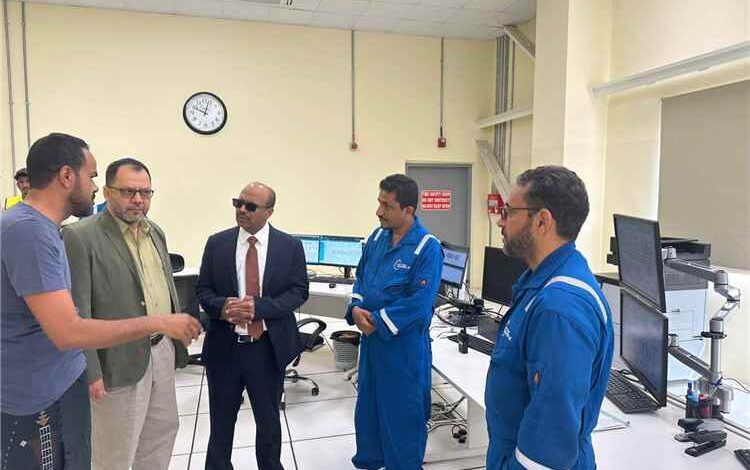 وزيرا الكهرباء والنفط يتفقدان محطة الرئيس بعد إصلاح العطل واستكمال جاهزيتها للتشغيل 1 وزيرا الكهرباء والنفط يتفقدان محطة الرئيس بعد إصلاح العطل واستكمال جاهزيتها للتشغيل