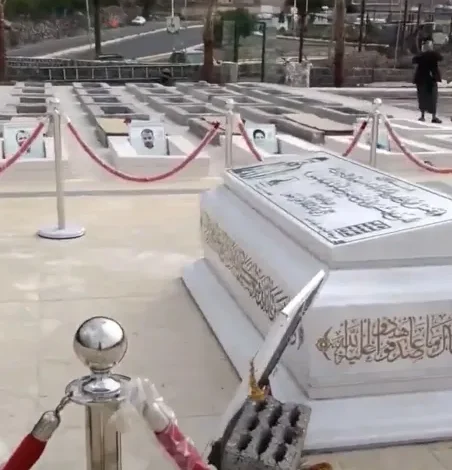 مليشيا الحوثي تفتتح مقبرة فاخرة لقياداتها في صنعاء وتثير موجة غضب واسعة