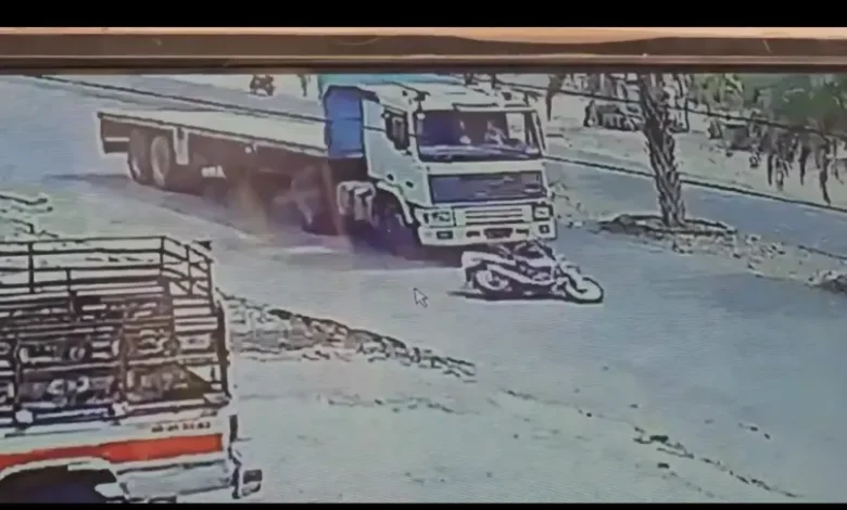 نجاة سائق دراجة نارية من حادث دهس مروع في الحديدة 1 نجاة سائق دراجة نارية من حادث دهس مروع في الحديدة