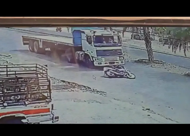نجاة سائق دراجة نارية من حادث دهس مروع في الحديدة